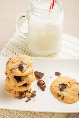 Taze pişmiş lezzetli siyah çikolata ve cevizli kurabiye.