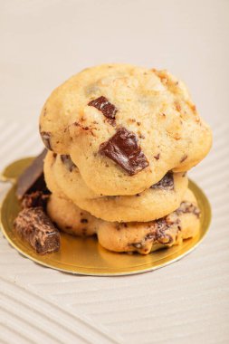 Taze pişmiş lezzetli siyah çikolata ve cevizli kurabiye.