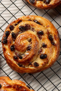 Acı kuru üzümler ya da salyangoz, Fransa 'da kahvaltıda sıklıkla yenen sarmal bir hamur işidir. Adı sırasıyla kuru üzüm, salyangoz ve Rus ekmeği olarak çevrilir..