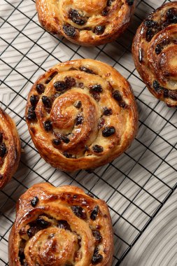Acı kuru üzümler ya da salyangoz, Fransa 'da kahvaltıda sıklıkla yenen sarmal bir hamur işidir. Adı sırasıyla kuru üzüm, salyangoz ve Rus ekmeği olarak çevrilir..