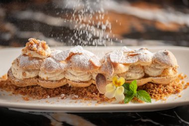 Lezzetli çıtır çıtır Paris-Brest ekler badem pralin tereyağıyla dolu.