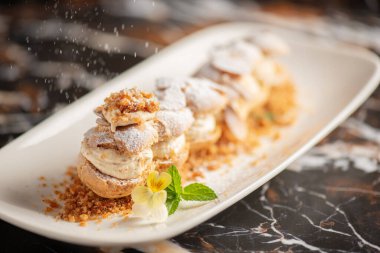 Lezzetli çıtır çıtır Paris-Brest ekler badem pralin tereyağıyla dolu.