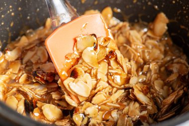 Karamelli bademlerin yakın çekim makro fotoğrafı..