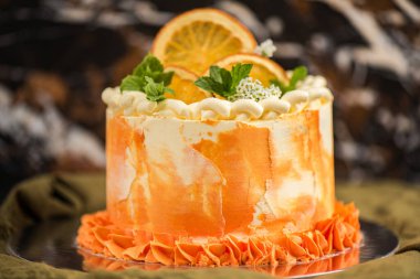 Fransız Pastası olarak da bilinir. Yumuşak çikolatalı şekerleme, suluboya, iki tonlu Amerikan tereyağı, çiçek ve kurutulmuş portakal süslemesi..