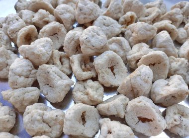 Urad Dal Kurutulmuş Kumullar. Urad dal sırılsıklam ve sırılsıklam. Karışımı elle karıştırılır ve sonra da temiz bir bezle güneşte kurutulur. Bengali beyaz chal kumro bori. 