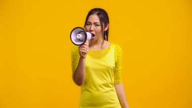 Sarının üstünde megafonla bağıran hoşnutsuz Asyalı kadın. 