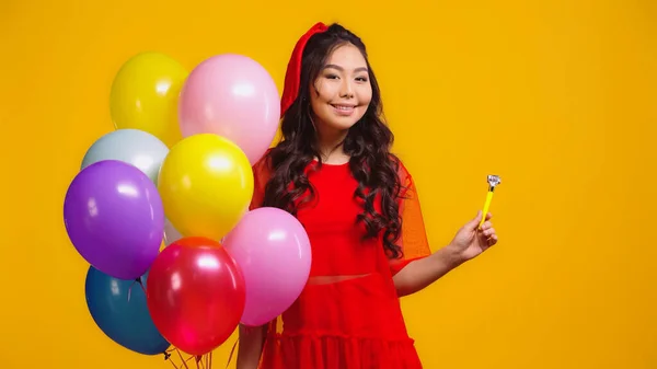 Щаслива Азіатська Жінка Червоній Сукні Тримає Барвисті Кульки Партійний Ріг — стокове фото