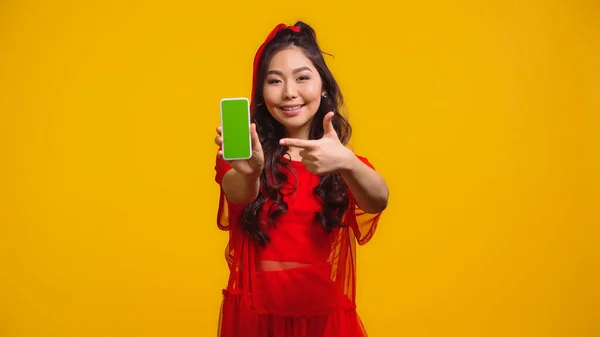 Feliz Mulher Asiática Apontando Para Smartphone Com Tela Verde Isolada — Fotografia de Stock