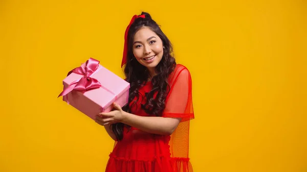 Sarıya Sarılı Mutlu Asyalı Kadın — Stok fotoğraf