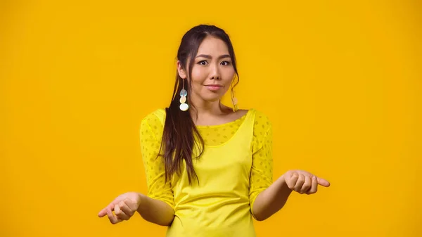 Verwirrte Asiatin zeigt achselzuckende Geste — Stockfoto