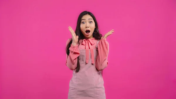 Choqué asiatique femme avec ouvert bouche gestuelle isolé sur rose — Photo de stock