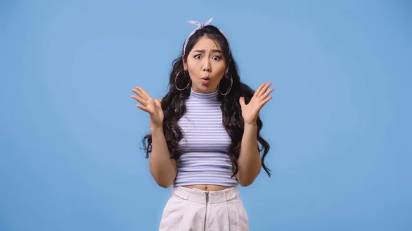 Sorprendido y joven asiático mujer con abierto boca gesto aislado en azul - foto de stock