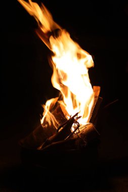 Siyah arka planda yangın alevleri. Siyah arkaplanda izole edilmiş alevlerin kapatılması