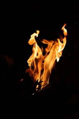 Siyah arka planda yangın alevleri. Siyah arkaplanda izole edilmiş alevlerin kapatılması