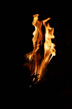 Siyah arka planda yangın alevleri. Siyah arkaplanda izole edilmiş alevlerin kapatılması