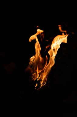 Siyah arka planda yangın alevleri. Siyah arkaplanda izole edilmiş alevlerin kapatılması