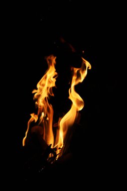 Siyah arka planda yangın alevleri. Siyah arkaplanda izole edilmiş alevlerin kapatılması