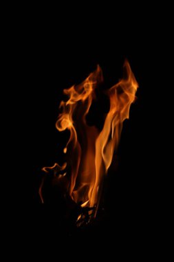 Siyah arka planda yangın alevleri. Siyah arkaplanda izole edilmiş alevlerin kapatılması