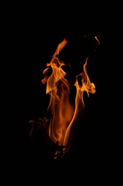 Siyah arka planda yangın alevleri. Siyah arkaplanda izole edilmiş alevlerin kapatılması