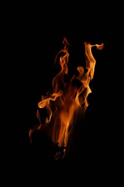 Siyah arka planda yangın alevleri. Siyah arkaplanda izole edilmiş alevlerin kapatılması