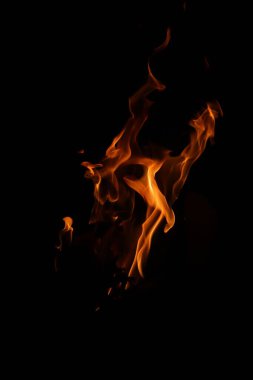 Siyah arka planda yangın alevleri. Siyah arkaplanda izole edilmiş alevlerin kapatılması