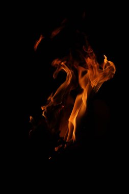 Siyah arka planda yangın alevleri. Siyah arkaplanda izole edilmiş alevlerin kapatılması