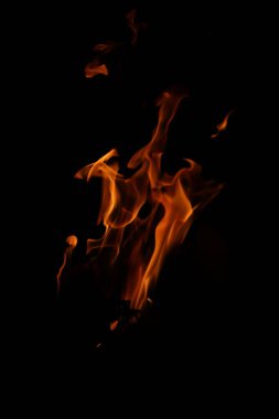 Siyah arka planda yangın alevleri. Siyah arkaplanda izole edilmiş alevlerin kapatılması