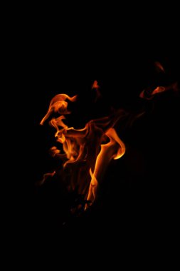 Siyah arka planda yangın alevleri. Siyah arkaplanda izole edilmiş alevlerin kapatılması