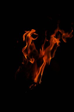 Siyah arka planda yangın alevleri. Siyah arkaplanda izole edilmiş alevlerin kapatılması