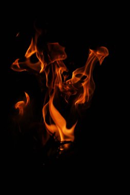 Siyah arka planda yangın alevleri. Siyah arkaplanda izole edilmiş alevlerin kapatılması