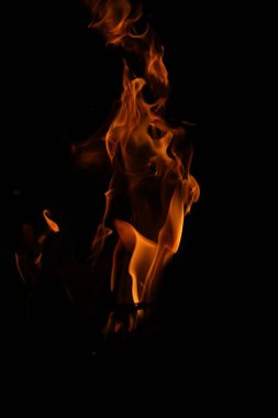 Siyah arka planda yangın alevleri. Siyah arkaplanda izole edilmiş alevlerin kapatılması