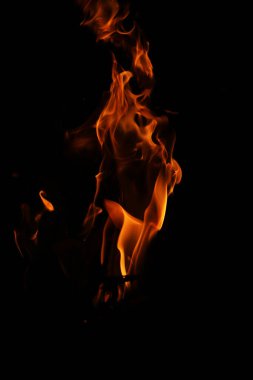 Siyah arka planda yangın alevleri. Siyah arkaplanda izole edilmiş alevlerin kapatılması