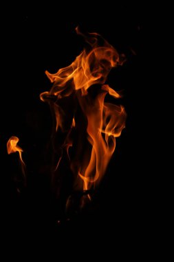 Siyah arka planda yangın alevleri. Siyah arkaplanda izole edilmiş alevlerin kapatılması