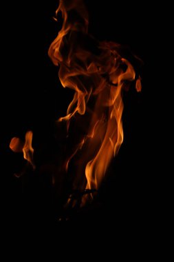 Siyah arka planda yangın alevleri. Siyah arkaplanda izole edilmiş alevlerin kapatılması