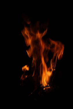 Siyah arka planda yangın alevleri. Siyah arkaplanda izole edilmiş alevlerin kapatılması