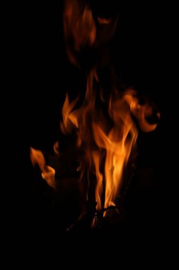 Siyah arka planda yangın alevleri. Siyah arkaplanda izole edilmiş alevlerin kapatılması