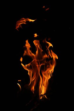Siyah arka planda yangın alevleri. Siyah arkaplanda izole edilmiş alevlerin kapatılması
