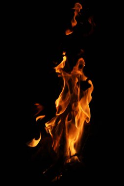 Siyah arka planda yangın alevleri. Siyah arkaplanda izole edilmiş alevlerin kapatılması