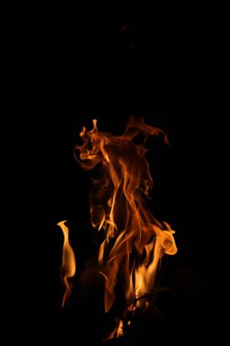 Siyah arka planda yangın alevleri. Siyah arkaplanda izole edilmiş alevlerin kapatılması