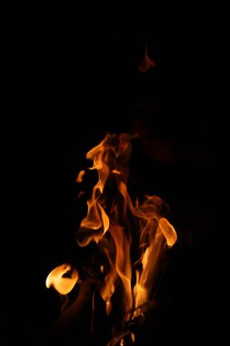 Siyah arka planda yangın alevleri. Siyah arkaplanda izole edilmiş alevlerin kapatılması