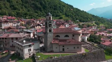 Daone, İtalya - 06 06 2024: Kilisenin ve tarihi merkezin havadan çekimi. Valdaone belediyesine bağlı küçük bir dağ köyü. Dağlar, tırmanışlar, dağcılık faaliyetleri.
