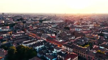İtalya, Verona üzerinde panoramik drone görüntüsü. Hava 4K görüntüleri, gün batımında şehir manzarası. Romeo ve Juliet 'in muhteşem hava görüntüsü. Turizm ve romantizm. Arena Tiyatrosu, opera ve tarihi binalar