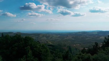 Geniş yeşil vadiler. Dağlık bölgenin havadan görüntüsü, İtalyan yaylası. Ulusal park, yüksek irtifada yemyeşil doğa.