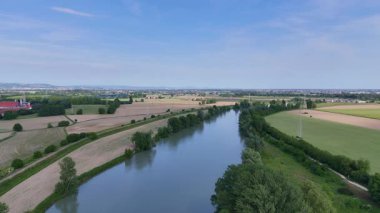 Büyük Adige Nehri. Su tarlalardan ve kırsal alanlardan akıyor. Venedik 'i geçen uzun su yolunun havadan görüntüsü. Verona yakınlarındaki doğal park..