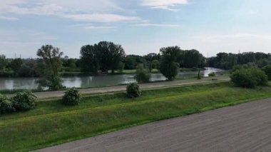 Büyük Adige Nehri. Su tarlalardan ve kırsal alanlardan akıyor. Venedik 'i geçen uzun su yolunun havadan görüntüsü. Verona yakınlarındaki doğal park..