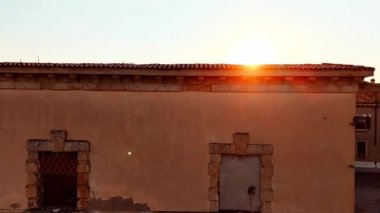 İtalya, Verona üzerinde panoramik drone görüntüsü. Hava 4K görüntüleri, gün batımında şehir manzarası. Romeo ve Juliet 'in muhteşem hava görüntüsü. Turizm ve romantizm. Tarihi binalar, 4k video, sıcak hava..