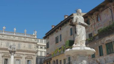 Piazza Erbe 'deki Madonna Verona heykelinin manzarası, Veronica' daki pazar meydanı. Güneşli bir günde ünlü fıskiyenin yakınında..