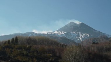 Fümerollü büyük volkan Etna 'nın zirvesi. Volkanizma fenomenleri, buhar ve diğer gazlar aktif volkanların kraterlerin ya da kanatlarının yakınında mevcuttur. Tepeden gelen sülfürlü duman..