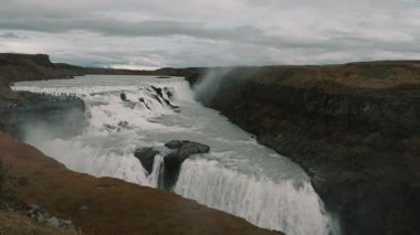 Gullfoss, İzlanda 'nın en görkemli şelalelerinden biri. Antik ve derin vadi, güçlü şelale iki atlayış yapar, 32 metre yüksekliğinde. Nehir yatağından soğuk sis yükseliyor. Nefes kesici manzara..