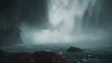 Şelale gibi akan suyun yakın görüntüsü, muazzam bir enerjiyle çarpıyor. Su çarpışıyor ve ham güç ile sıvı dinamikleri çok ince detaylara iniyor. Doğanın gücü.